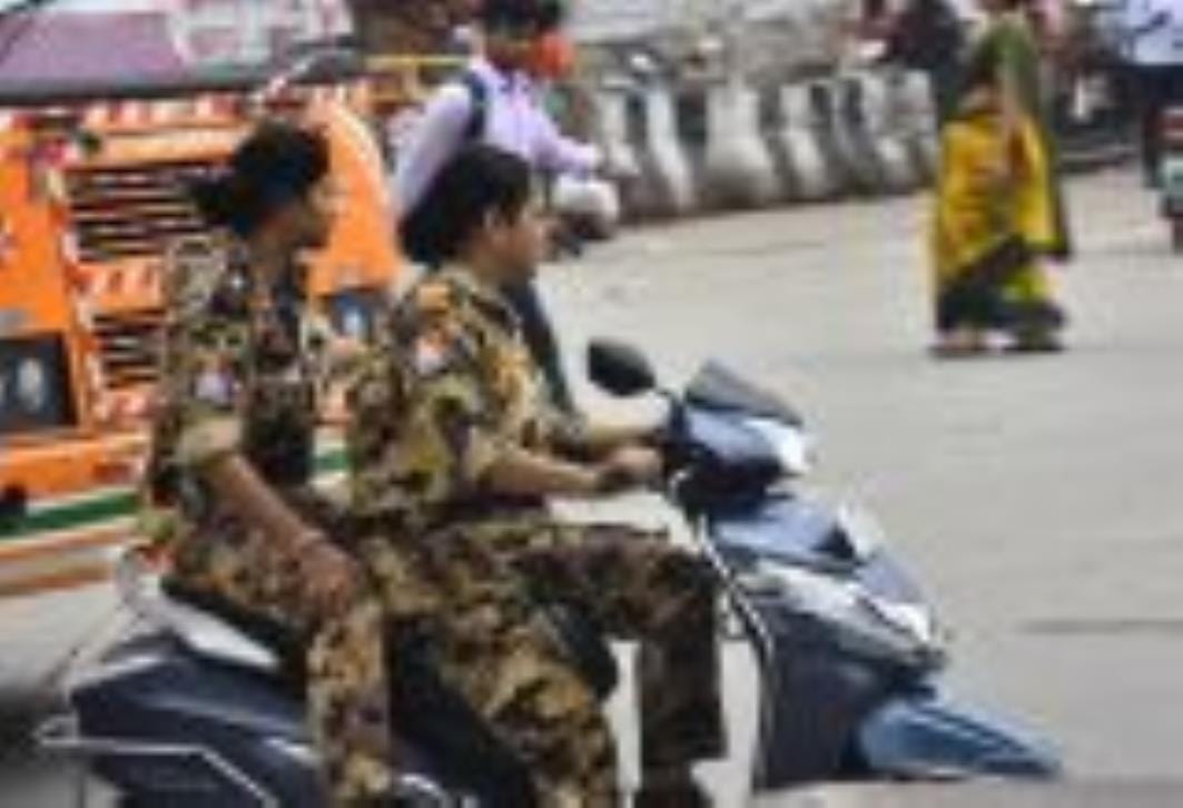 बिना हेलमेट व ट्रिपलिंग कर बाइक चलाते लोग। बिना हेलमेट व ट्रिपलिंग कर बाइक चलाते लोग।