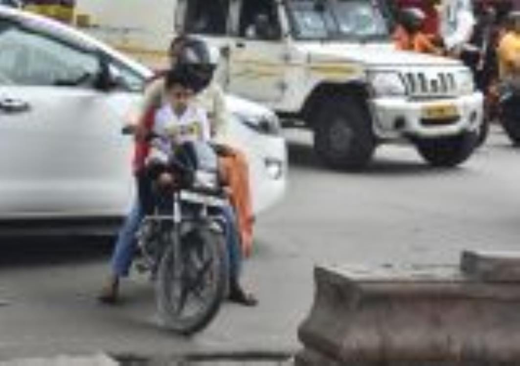 बिना हेलमेट व ट्रिपलिंग कर बाइक चलाते लोग। बिना हेलमेट व ट्रिपलिंग कर बाइक चलाते लोग।