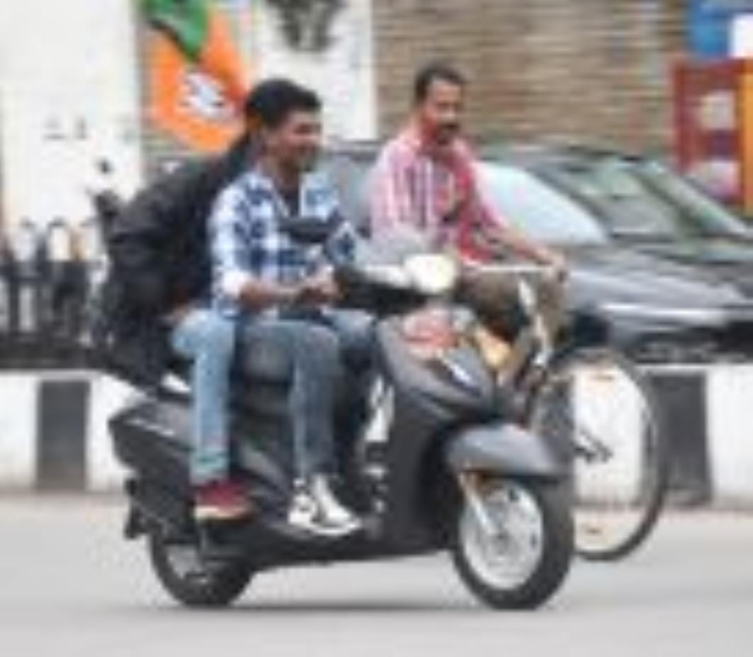 बिना हेलमेट व ट्रिपलिंग कर बाइक चलाते लोग। बिना हेलमेट व ट्रिपलिंग कर बाइक चलाते लोग।