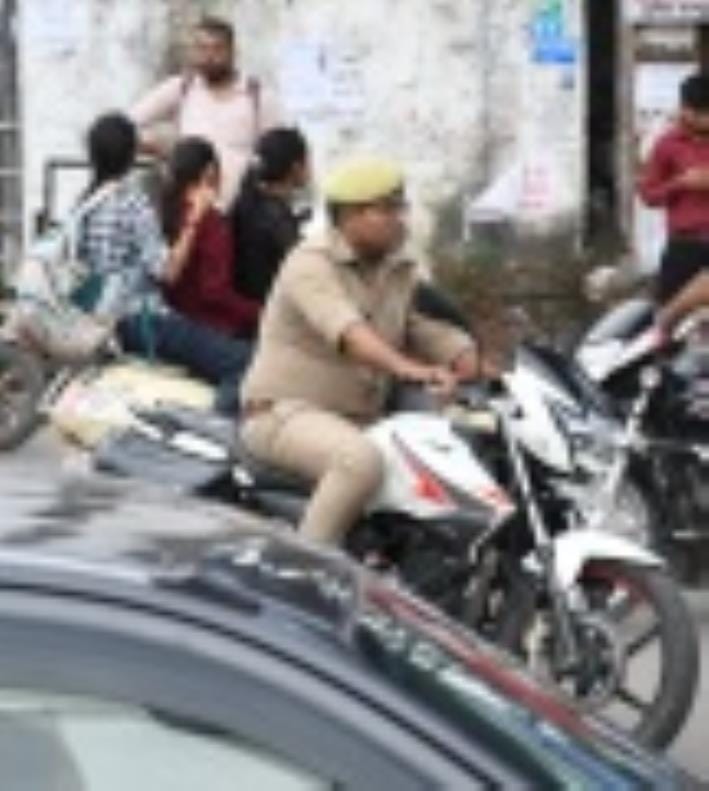 बिना हेलमेट व ट्रिपलिंग कर बाइक चलाते लोग। बिना हेलमेट व ट्रिपलिंग कर बाइक चलाते लोग।