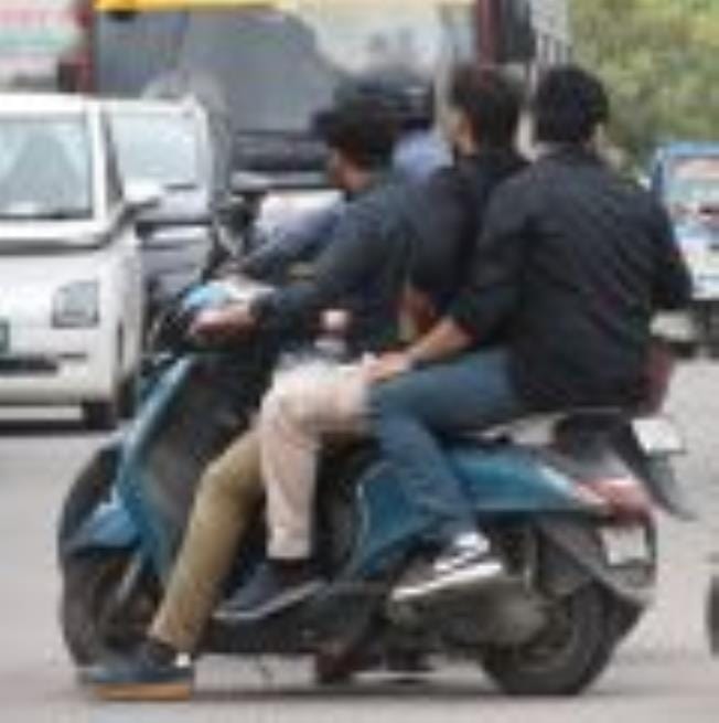 बिना हेलमेट व ट्रिपलिंग कर बाइक चलाते लोग। बिना हेलमेट व ट्रिपलिंग कर बाइक चलाते लोग।