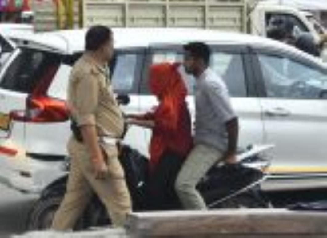 बिना हेलमेट व ट्रिपलिंग कर बाइक चलाते लोग। बिना हेलमेट व ट्रिपलिंग कर बाइक चलाते लोग।