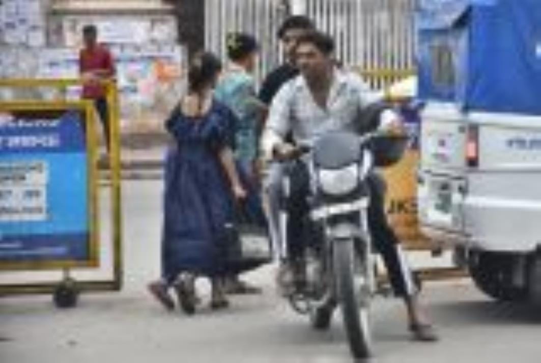 बिना हेलमेट व ट्रिपलिंग कर बाइक चलाते लोग। बिना हेलमेट व ट्रिपलिंग कर बाइक चलाते लोग।