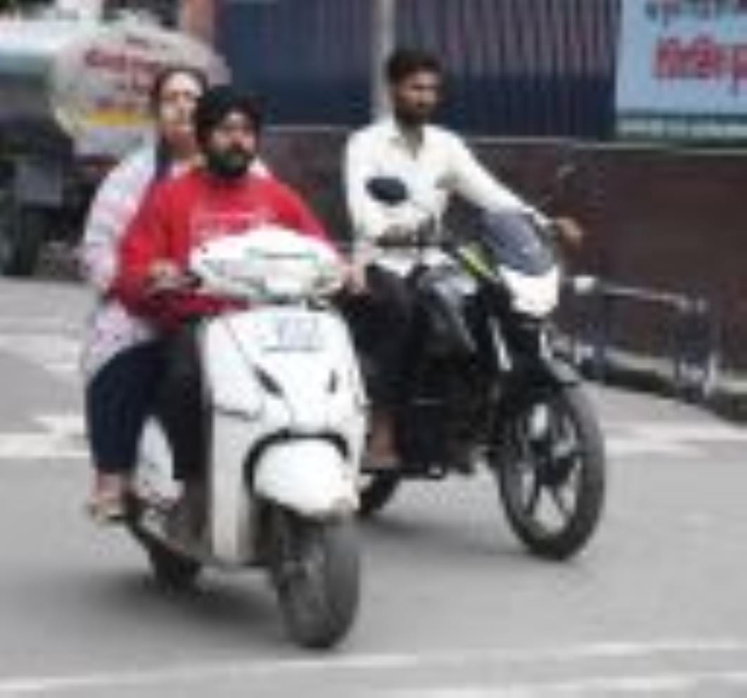 बिना हेलमेट व ट्रिपलिंग कर बाइक चलाते लोग। बिना हेलमेट व ट्रिपलिंग कर बाइक चलाते लोग।