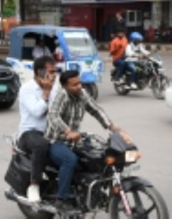 बिना हेलमेट व ट्रिपलिंग कर बाइक चलाते लोग। बिना हेलमेट व ट्रिपलिंग कर बाइक चलाते लोग।