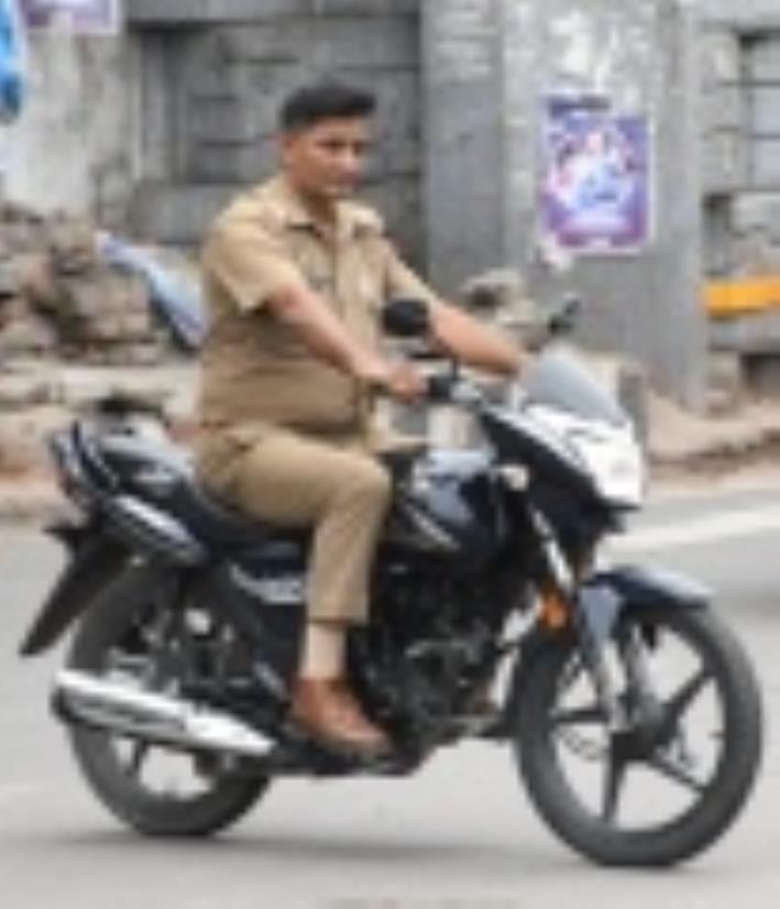 बिना हेलमेट व ट्रिपलिंग कर बाइक चलाते लोग। बिना हेलमेट व ट्रिपलिंग कर बाइक चलाते लोग।