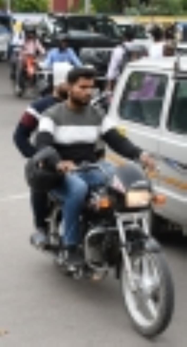 बिना हेलमेट व ट्रिपलिंग कर बाइक चलाते लोग। बिना हेलमेट व ट्रिपलिंग कर बाइक चलाते लोग।
