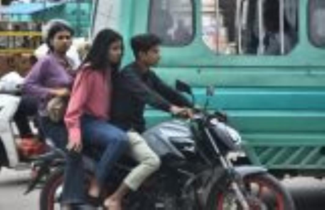 बिना हेलमेट व ट्रिपलिंग कर बाइक चलाते लोग। बिना हेलमेट व ट्रिपलिंग कर बाइक चलाते लोग।
