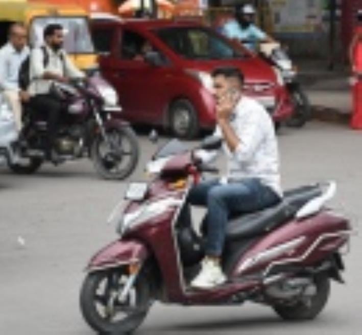 बिना हेलमेट व ट्रिपलिंग कर बाइक चलाते लोग। बिना हेलमेट व ट्रिपलिंग कर बाइक चलाते लोग।