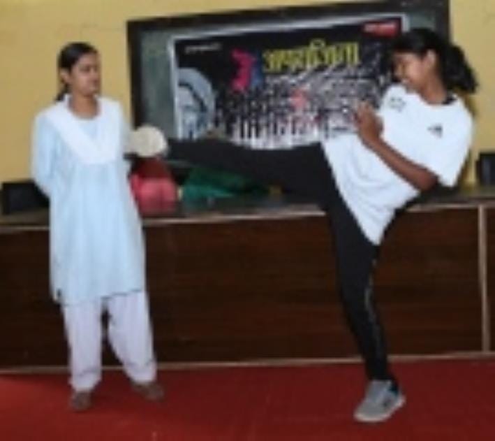छात्राओं को आत्मरक्षा के गुर सिखातीं कंचन यादव। -संवाद छात्राओं को आत्मरक्षा के गुर सिखातीं कंचन यादव। -संवाद