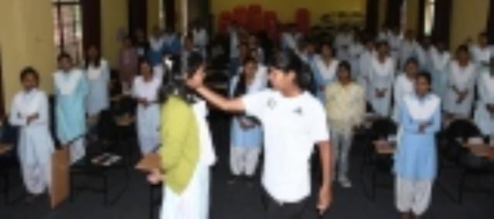 छात्राओं को आत्मरक्षा के गुर सिखातीं कंचन यादव। -संवाद छात्राओं को आत्मरक्षा के गुर सिखातीं कंचन यादव। -संवाद