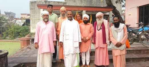 डेरा बाबा घमंडीदास आश्रम में बैठक करते स्थानीय साधु व संत। संवाद डेरा बाबा घमंडीदास आश्रम में बैठक करते स्थानीय साधु व संत। संवाद