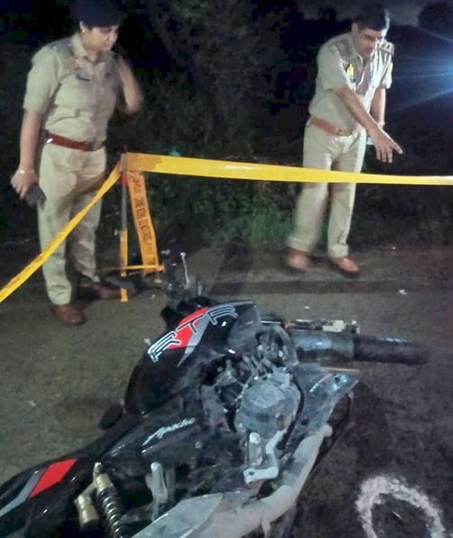 फोटो-01-गोली लगने से घायल विवेक को लेकर जाती पुलिस। वीडियो ग्रैब