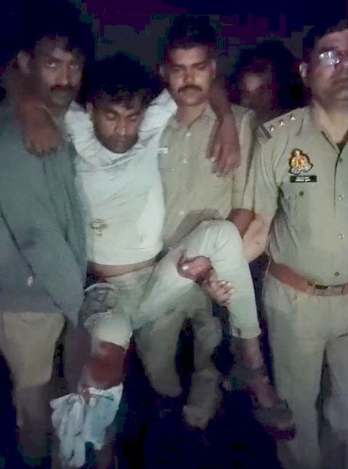 फोटो-01-गोली लगने से घायल विवेक को लेकर जाती पुलिस। वीडियो ग्रैब