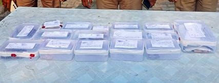 फोटो-01- पुलिस मुठभेड़ में घायल कमरुल को पकड़ कर ले जाते पुलिसकर्मी। स्रोत: पुलिस विभाग