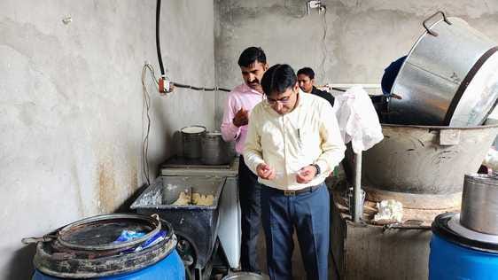 फोटो : 10: फैक्टरी से खाद्य सामग्रियों के लिए गए सैंपल के साथ जिला खाद्य सुरक्षा अधिकारी व मुख्
