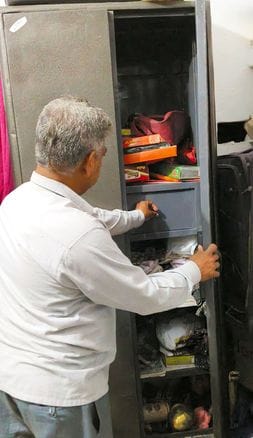 फोटो 11-घर के बाहर मौजूद कारोबारी शिवसनेही गुप्ता। संवाद फोटो 11-घर के बाहर मौजूद कारोबारी शिवसनेही गुप्ता। संवाद