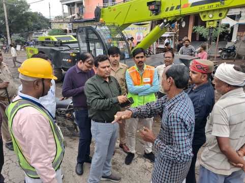 फोटो -11 दुकानों के सामने नाला खोदती जेसीबी मशीन। संवाद