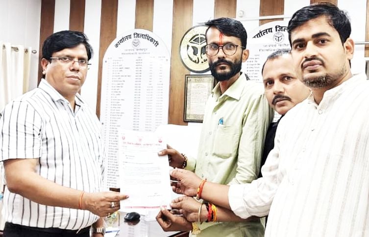 फोटो-13-एडीएम को ज्ञापन देते युवा विकास समिति के लोग। स्रोत स्वयं