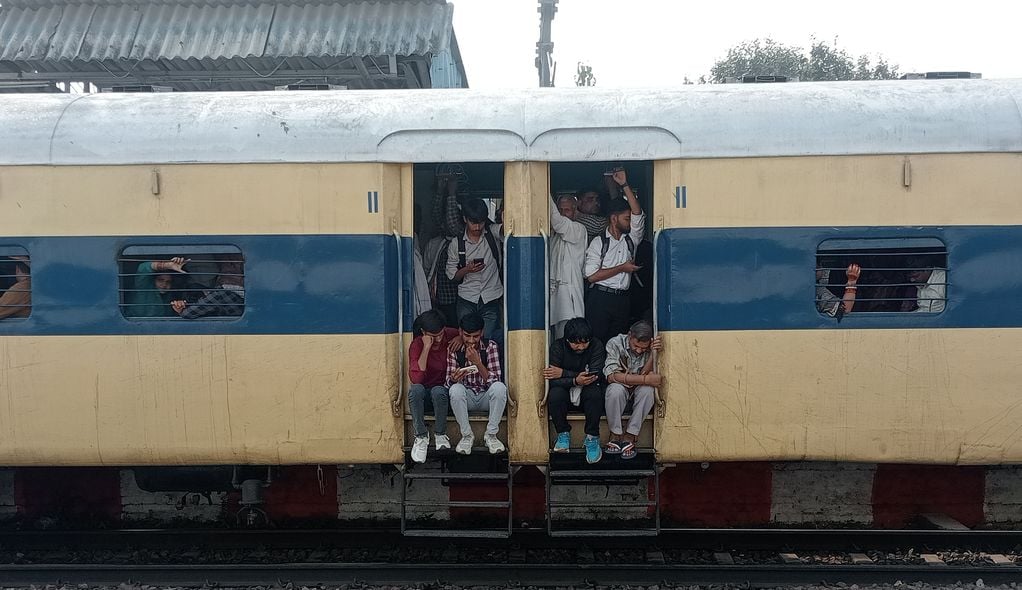 फोटो 30- सोनीपत स्टेशन पर भीड़ के बीच धक्का-मुक्की कर ट्रेन में सवार होते यात्री। संवाद