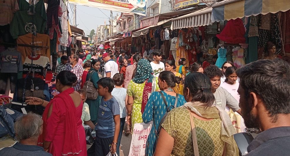 फोटो 35- सोनीपत की कपड़ा मार्केट स्थित दुकान पर साड़ियां पसंद करती महिलाएं। संवाद