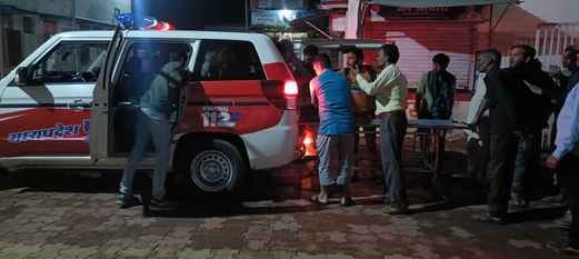 घटना स्थल पर लगी लोगों की भीड़