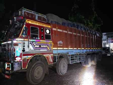 घटना स्थल पर लगी लोगों की भीड़