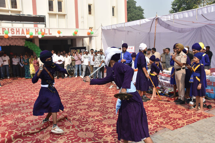 हरियाणवी गीतों पर प्रस्तुति देती छात्राएं।
