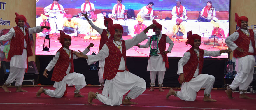 हरियाणवी गीतों पर प्रस्तुति देती छात्राएं।