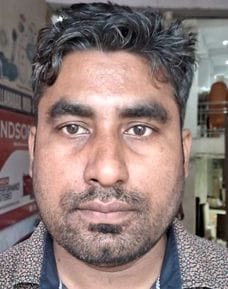करारी कस्बा स्थित फर्नीचर की दुकान में सोफा देखते ग्राहक। संवाद करारी कस्बा स्थित फर्नीचर की दुकान में सोफा देखते ग्राहक। संवाद