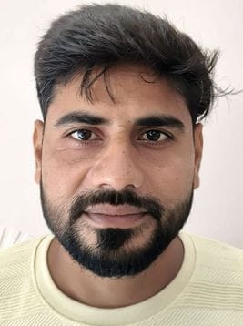 करारी कस्बा स्थित फर्नीचर की दुकान में सोफा देखते ग्राहक। संवाद करारी कस्बा स्थित फर्नीचर की दुकान में सोफा देखते ग्राहक। संवाद