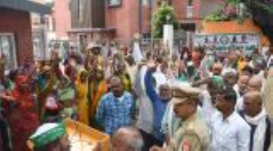 प्रदर्शन करते किसान।