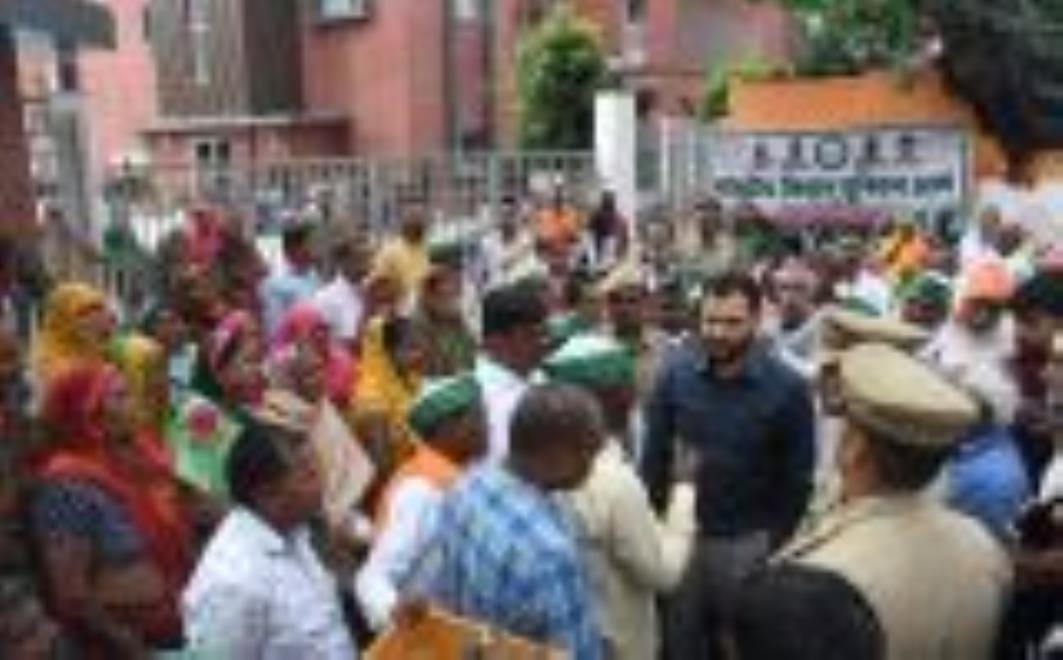 प्रदर्शन करते किसान।