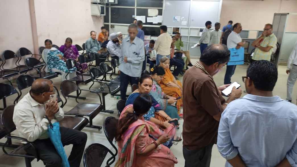  रजिस्ट्री करवाने के लिए लगी लोगों की भीड़। संवाद