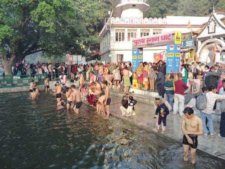 रेणुका जी के सन्यास आश्रम में चाय- पकोडे का लंगर तैयार करते रायपुर रानी के श्रद्धालु।संवाद रेणुका जी के सन्यास आश्रम में चाय- पकोडे का लंगर तैयार करते रायपुर रानी के श्रद्धालु।संवाद