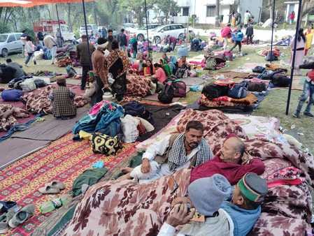 रेणुका जी के सन्यास आश्रम में चाय- पकोडे का लंगर तैयार करते रायपुर रानी के श्रद्धालु।संवाद रेणुका जी के सन्यास आश्रम में चाय- पकोडे का लंगर तैयार करते रायपुर रानी के श्रद्धालु।संवाद
