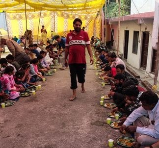 रेणुका जी के सन्यास आश्रम में चाय- पकोडे का लंगर तैयार करते रायपुर रानी के श्रद्धालु।संवाद रेणुका जी के सन्यास आश्रम में चाय- पकोडे का लंगर तैयार करते रायपुर रानी के श्रद्धालु।संवाद