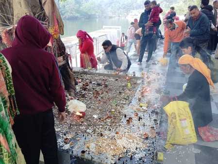 रेणुका जी के सन्यास आश्रम में चाय- पकोडे का लंगर तैयार करते रायपुर रानी के श्रद्धालु।संवाद रेणुका जी के सन्यास आश्रम में चाय- पकोडे का लंगर तैयार करते रायपुर रानी के श्रद्धालु।संवाद
