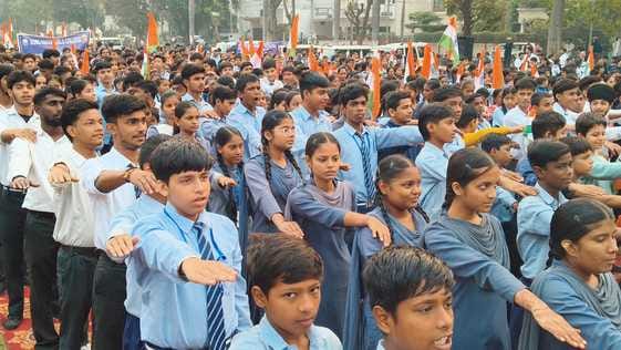 राष्ट्रीय एकता की शपथ लेते मंत्री श्याम सिंह राणा, पूर्व मंत्री, मेयर, व अन्य। संवाद राष्ट्रीय एकता की शपथ लेते मंत्री श्याम सिंह राणा, पूर्व मंत्री, मेयर, व अन्य। संवाद