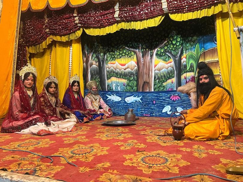 सेहरामऊ दक्षिणी के ग्राम भरगवां में श्रीमद्भागवत कथा सुनाते कथाव्यास रामजीत महाराज। स्रोत: जागर
