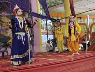 सेहरामऊ दक्षिणी के ग्राम भरगवां में श्रीमद्भागवत कथा सुनाते कथाव्यास रामजीत महाराज। स्रोत: जागर