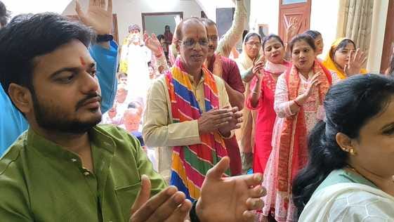 सेहरामऊ दक्षिणी के ग्राम भरगवां में श्रीमद्भागवत कथा सुनाते कथाव्यास रामजीत महाराज। स्रोत: जागर