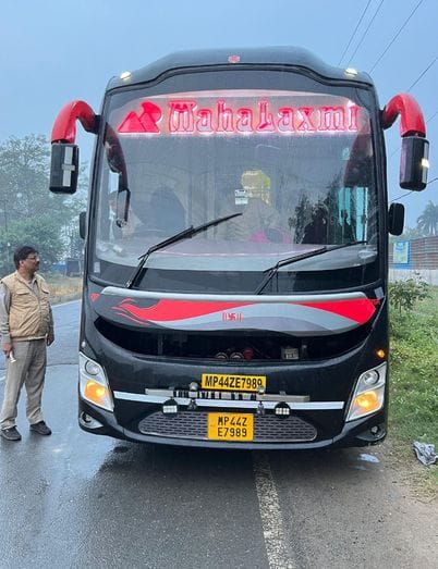 स्लीपर बसों पर कार्रवाई करते हुए परिवहन विभाग के अधिकारी। स्रोत-विभाग स्लीपर बसों पर कार्रवाई करते हुए परिवहन विभाग के अधिकारी। स्रोत-विभाग