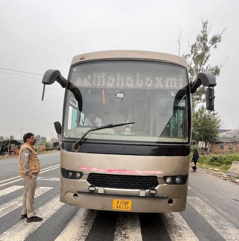 स्लीपर बसों पर कार्रवाई करते हुए परिवहन विभाग के अधिकारी। स्रोत-विभाग स्लीपर बसों पर कार्रवाई करते हुए परिवहन विभाग के अधिकारी। स्रोत-विभाग