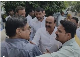 सरकुलर रोड पर शिक्षकों और रालोद नेताओं के बीच नोकझोंक : वीडियोग्रेब