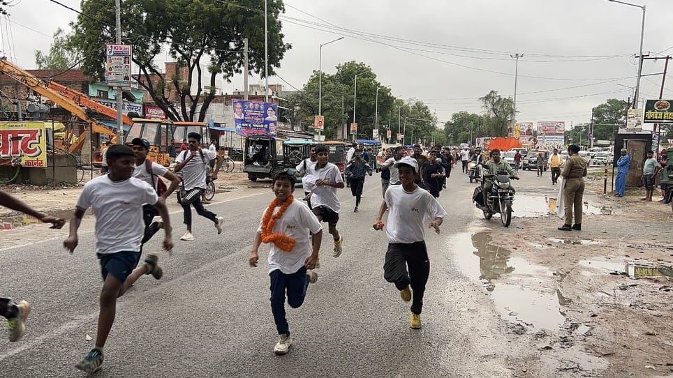 सरदार वल्लभ भाई पटेल की 150वीं जयंती पर नगर के बलिया मोड़ पर उनकी प्रतिमा पर पुष्प अर्पित करने सरदार वल्लभ भाई पटेल की 150वीं जयंती पर नगर के बलिया मोड़ पर उनकी प्रतिमा पर पुष्प अर्पित करने