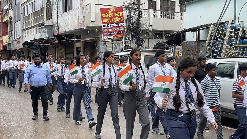 सरदार वल्लभ भाई पटेल की 150वीं जयंती पर नगर के बलिया मोड़ पर उनकी प्रतिमा पर पुष्प अर्पित करने सरदार वल्लभ भाई पटेल की 150वीं जयंती पर नगर के बलिया मोड़ पर उनकी प्रतिमा पर पुष्प अर्पित करने