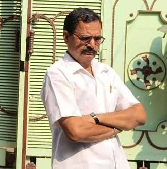 सेवानिवृत्त पुलिस इंसपेक्टर के घर संपत्तियों के दस्तावेज खंगालती मेरठ विजिलेंस की टीम। स्त्रोत- सेवानिवृत्त पुलिस इंसपेक्टर के घर संपत्तियों के दस्तावेज खंगालती मेरठ विजिलेंस की टीम। स्त्रोत-
