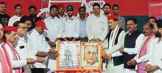 शाहजहांपुर में पदयात्रा निकालतीं आर्य महिला डिग्री कॉलेज की छात्राएं। स्रोत: कॉलेज शाहजहांपुर में पदयात्रा निकालतीं आर्य महिला डिग्री कॉलेज की छात्राएं। स्रोत: कॉलेज