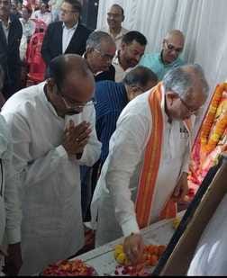 शाहजहांपुर में पदयात्रा निकालतीं आर्य महिला डिग्री कॉलेज की छात्राएं। स्रोत: कॉलेज शाहजहांपुर में पदयात्रा निकालतीं आर्य महिला डिग्री कॉलेज की छात्राएं। स्रोत: कॉलेज